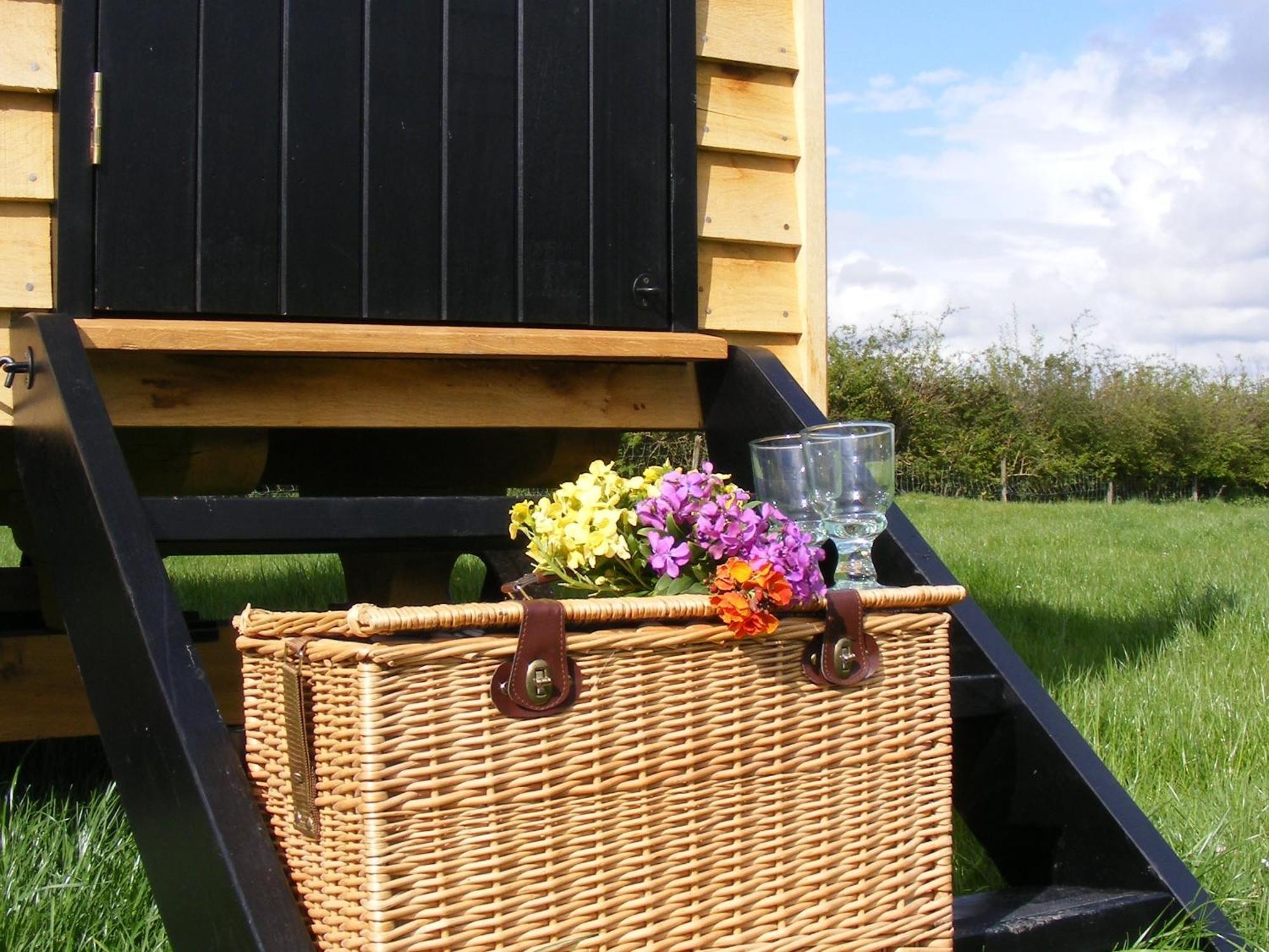 Marshwood Farm B&B And Shepherds Hut Dinton  Exteriör bild