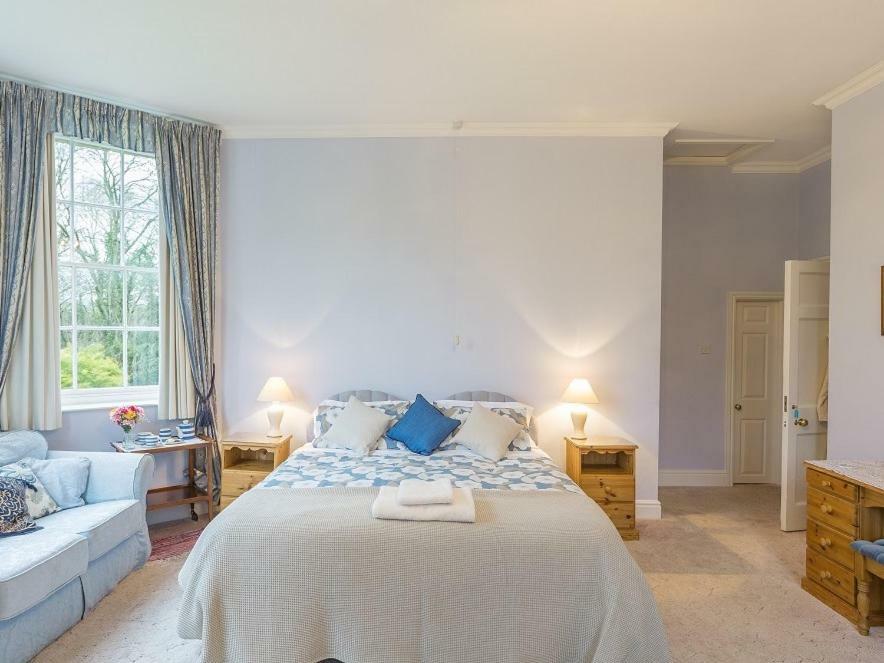 Marshwood Farm B&B And Shepherds Hut Dinton  Exteriör bild